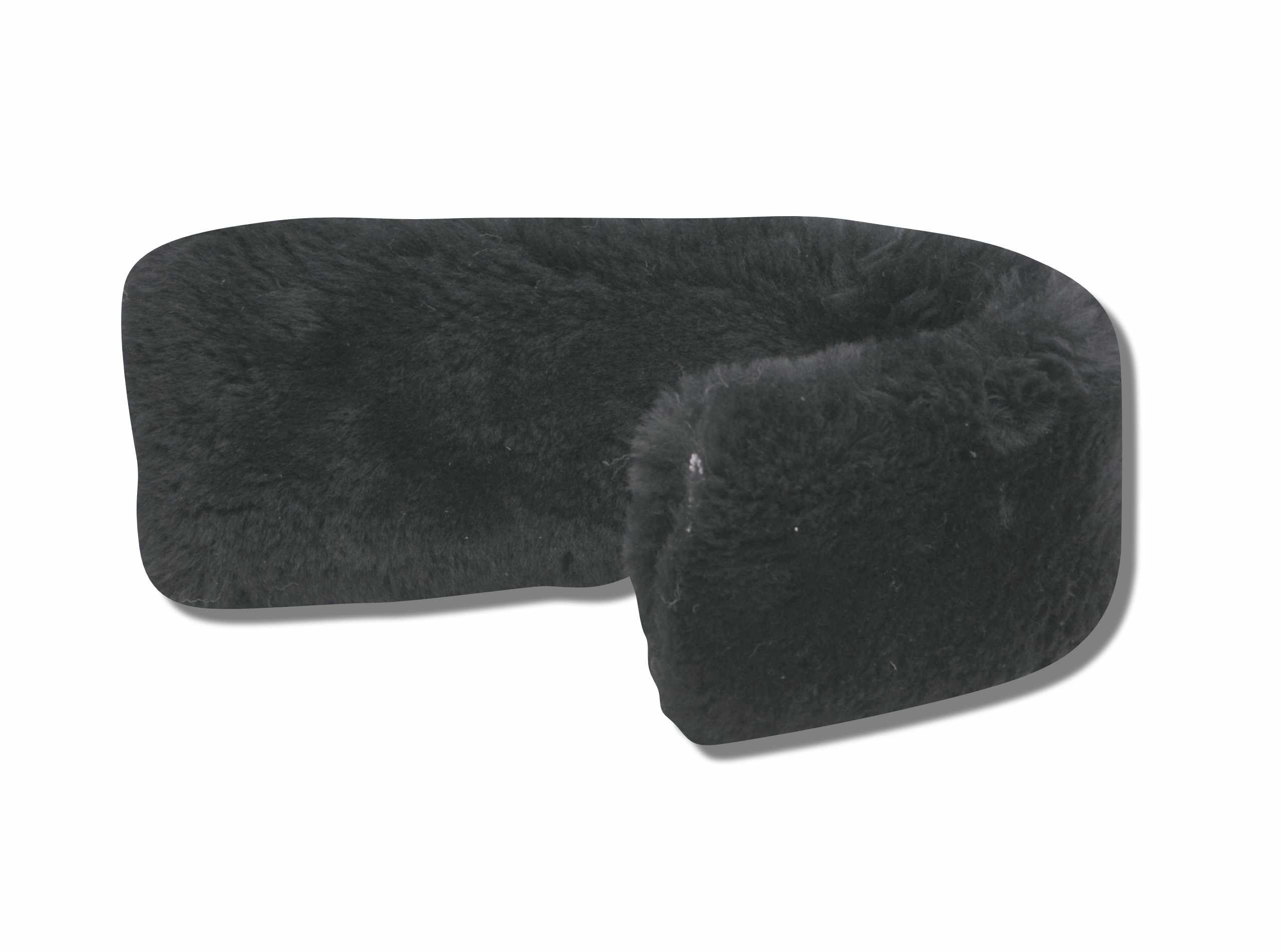 Schwarzer Sattelgurtschoner aus Fell. Rechteckige Form mit abgerundeten Ecken. Weiches Material.