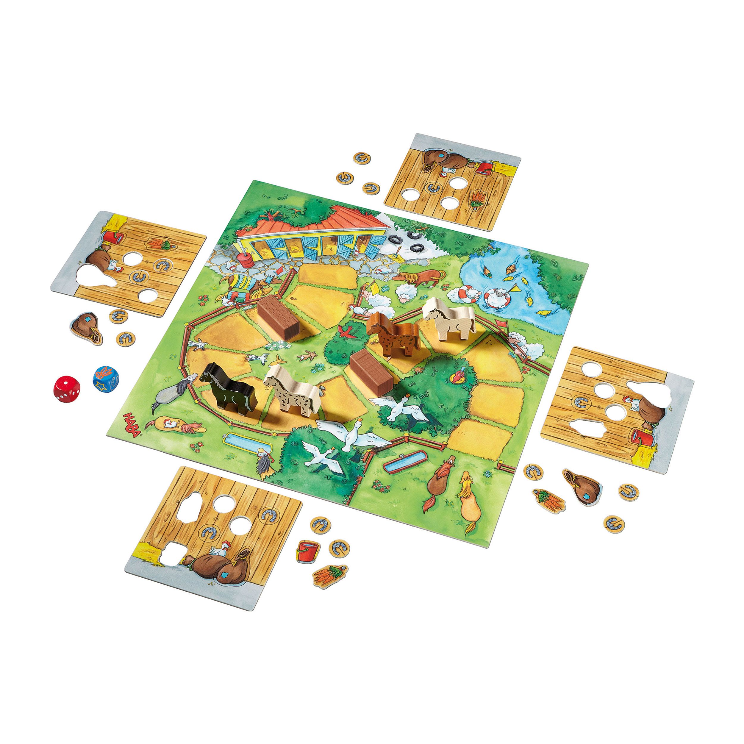 Spielbrett mit Pferdefiguren, Würfeln, Karten und Spielsteinen. Das Spielbrett zeigt eine Landschaft mit Feldern und Hindernissen.