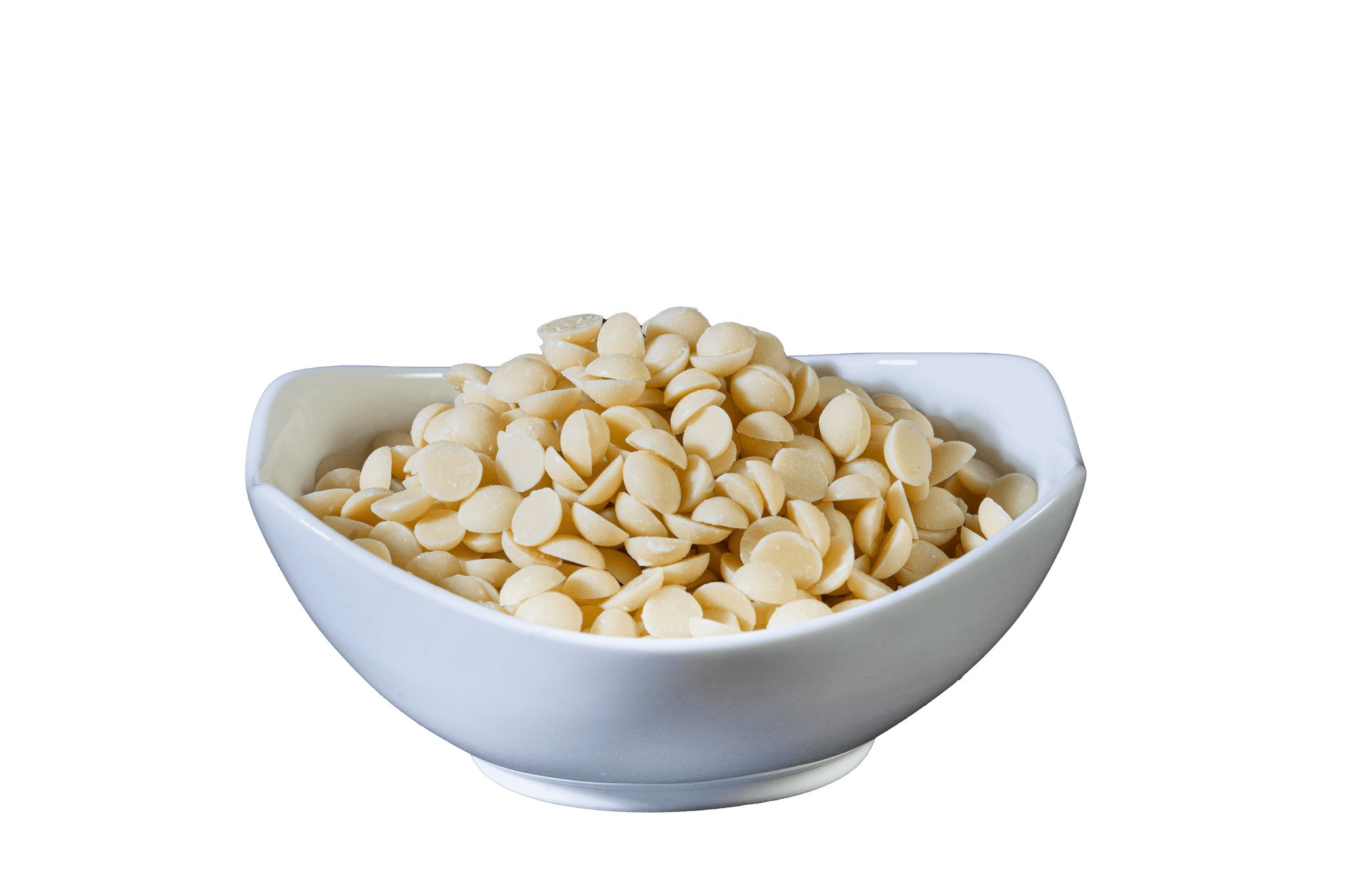 Weiße Schokodrops in einer weißen, schalenförmigen Schüssel. Der Hintergrund ist weiß.