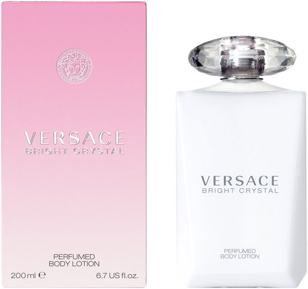Weiße Flasche und rosa Schachtel. Aufschrift: VERSACE BRIGHT CRYSTAL. PERFUMED BODY LOTION. 200ml.