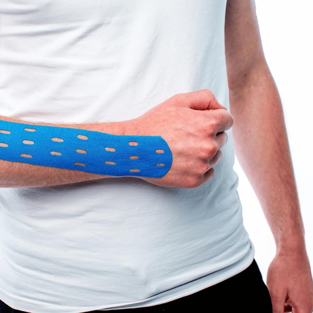 Blaues Kinesiologie-Tape am Arm einer Person. Das Tape ist perforiert und am Unterarm angebracht.