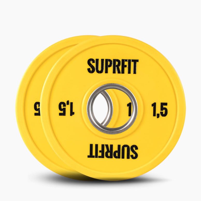 Zwei gelbe Suprfit Mini Bumper Plates. Aufschrift: SUPRFIT, 1,5 kg. Loch in der Mitte. Metallring.