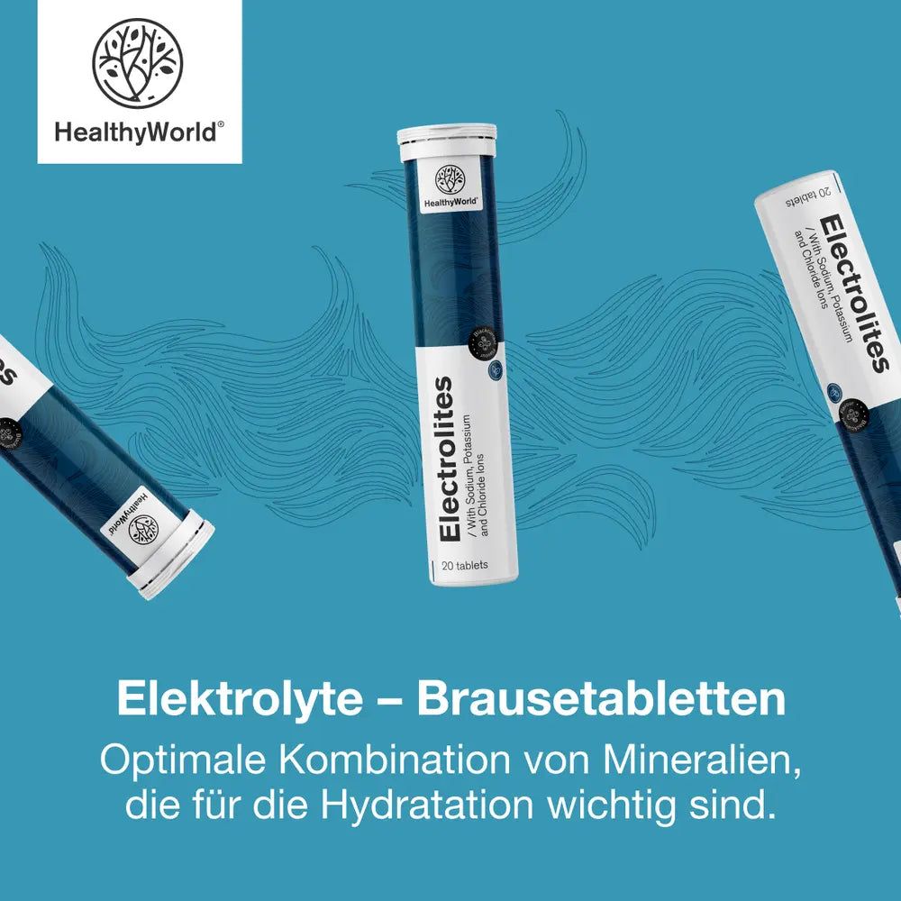 Drei Packungen Elektrolyt-Brausetabletten auf blauem Hintergrund mit Wellenmuster.