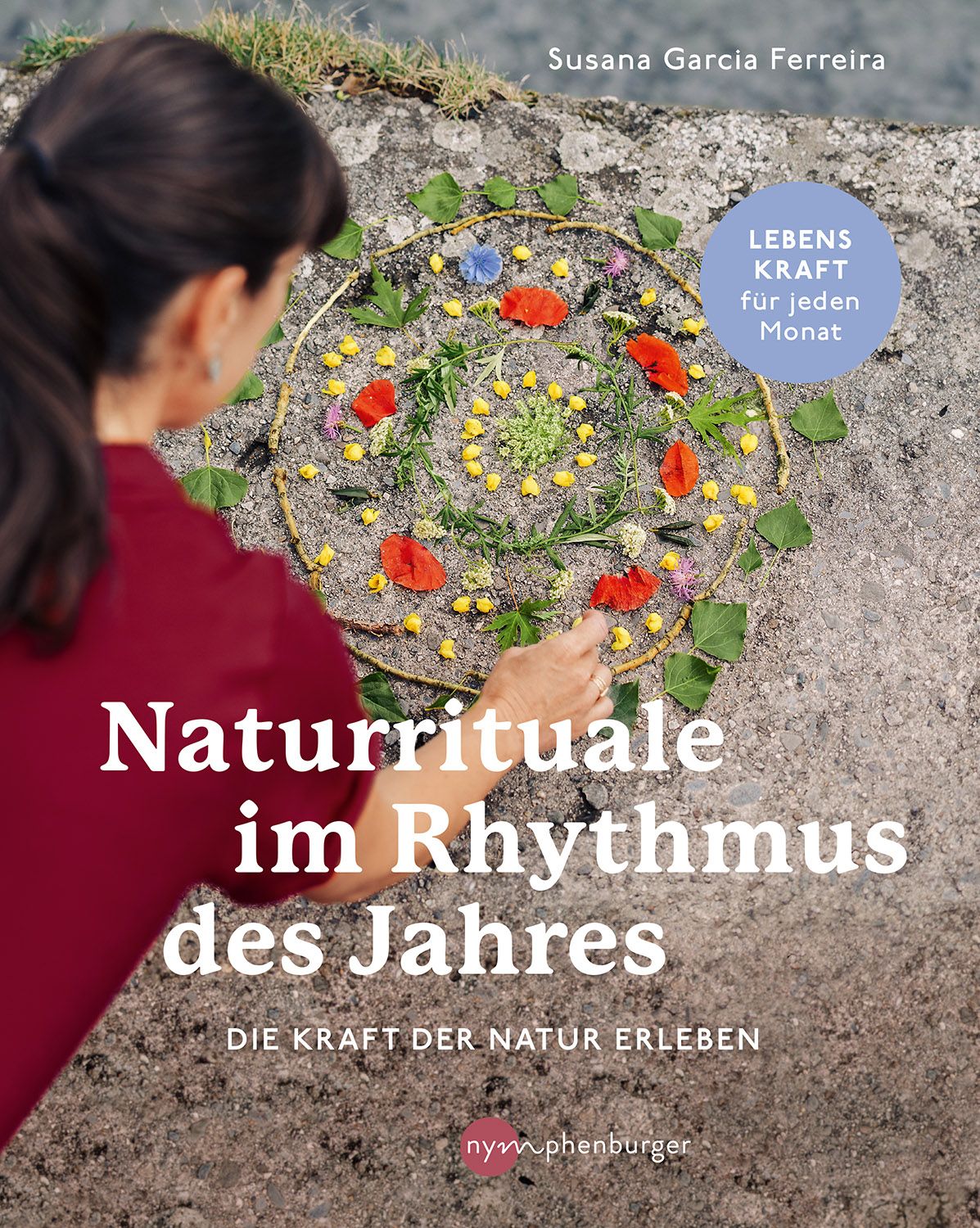 Buchcover: Titel "Naturrituale im Rhythmus des Jahres". Frau arrangiert Blumenkranz. Aufschrift "Lebenskraft für jeden Monat".