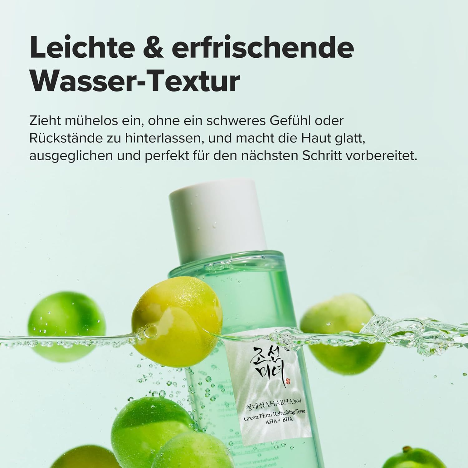 Grüne Pflaumen und Tonerflasche im Wasser. Text: Leichte & erfrischende Wasser-Textur.