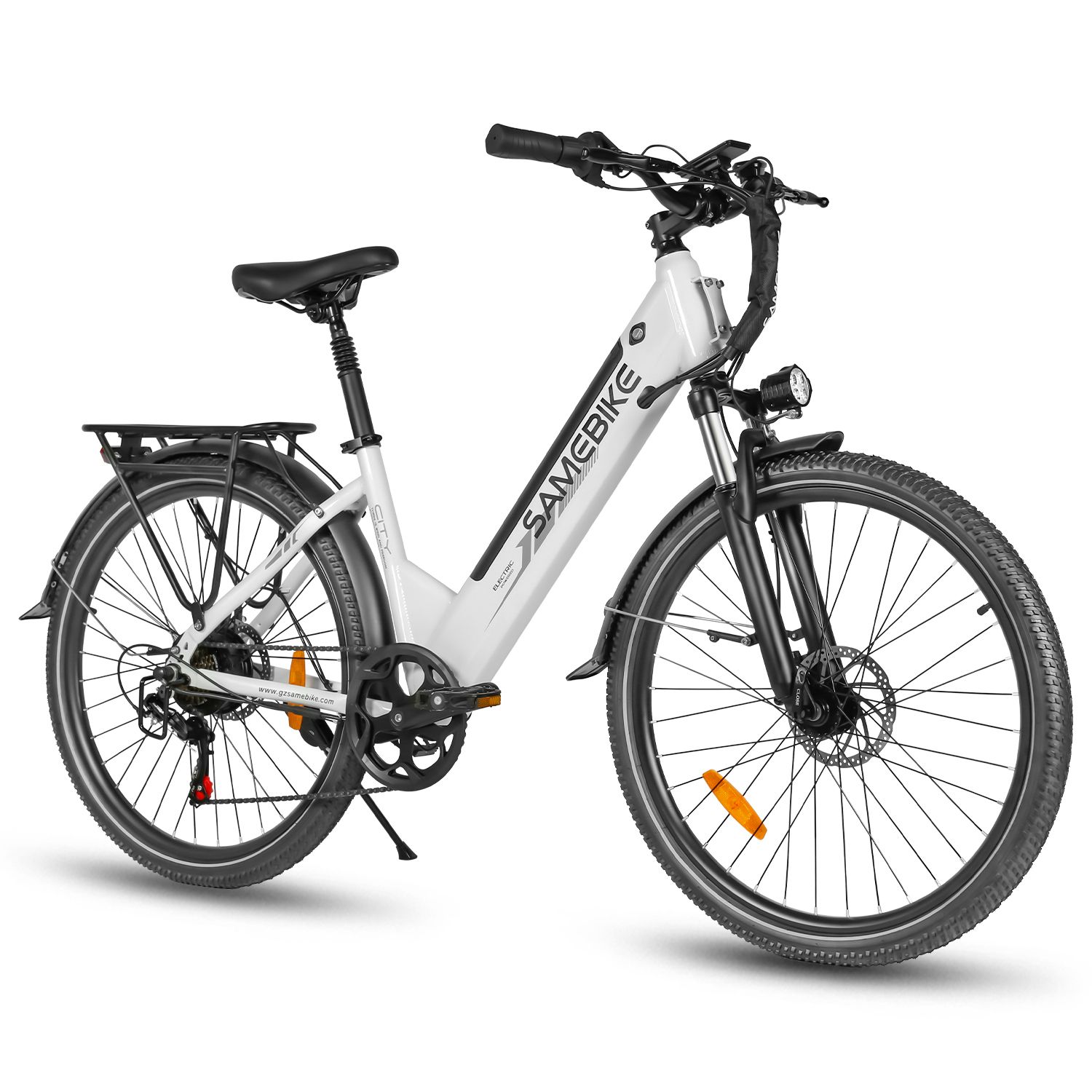 Weißes E-Bike mit schwarzem Rahmen. Marke SAMEBIKE. Vorder- und Rücklicht. Gepäckträger.