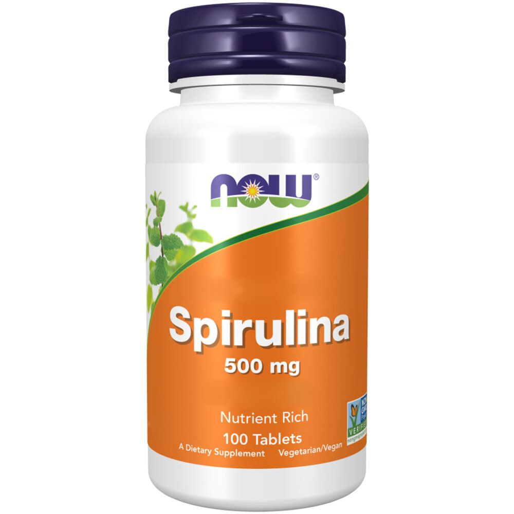 Weiße Flasche mit blauem Deckel. Aufschrift: NOW, Spirulina 500 mg, 100 Tabletten. Orangefarbener Hintergrund.