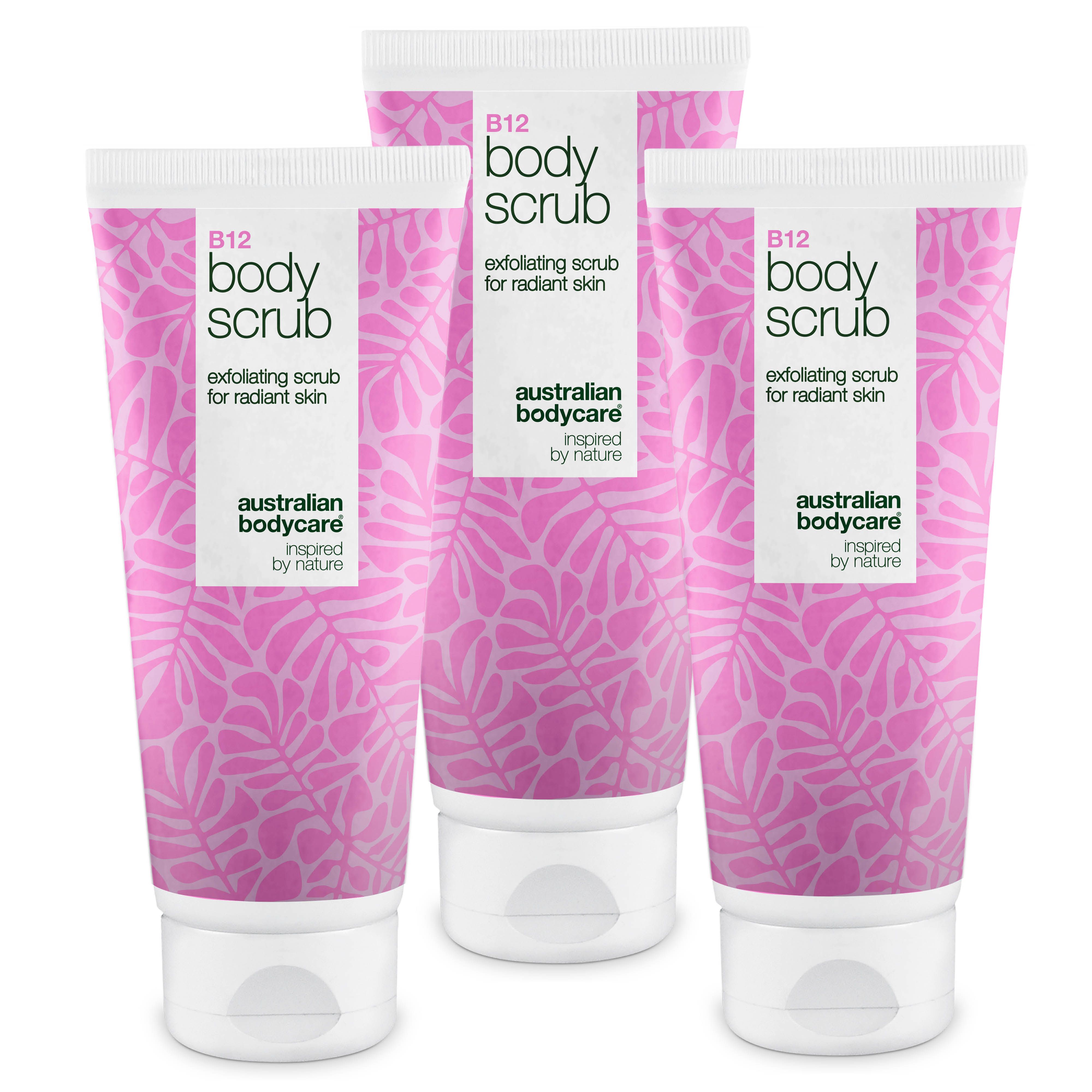 Drei Tuben Körperpeeling. Weißer Deckel, rosa Muster, Text: B12 Body Scrub, Australian Bodycare.