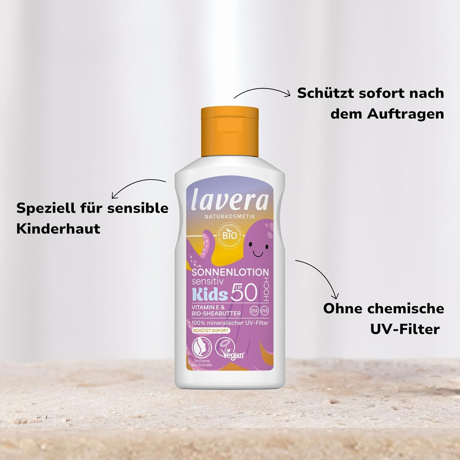 Weiße Flasche mit orangefarbenem Deckel. Aufschrift: lavera, Sonnenlotion Sensitiv Kids 50. Text: Speziell für sensible Kinderhaut.
