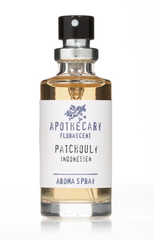 Aromaspray-Flasche mit schwarzem Sprühkopf und weißem Etikett. Aufschrift: Apothecary, Florascent, Patchouly, Indonesien, Aroma Spray.