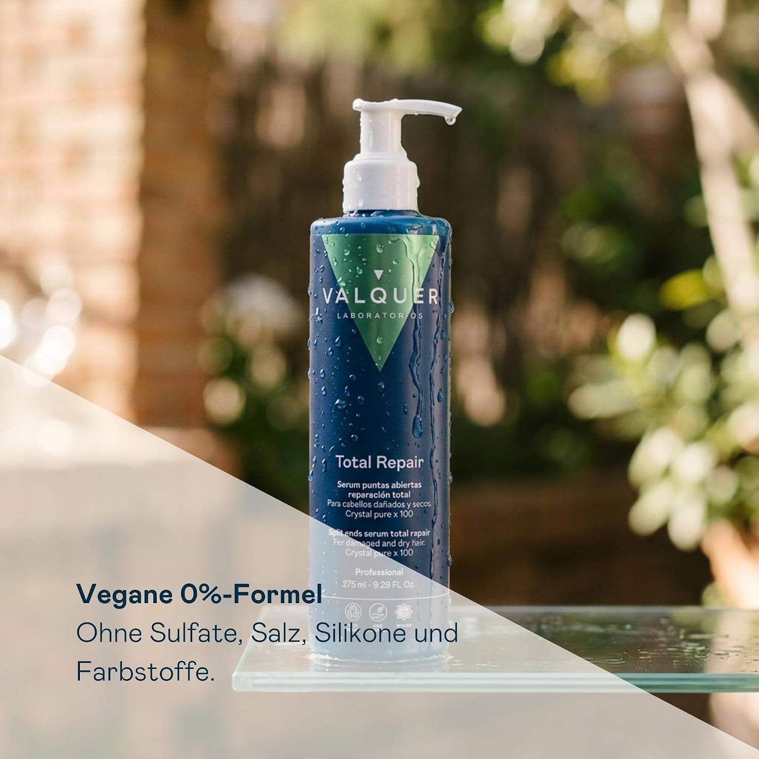 Frau hält eine Flasche 'Valquer Total Repair' Serum, lächelnd, mit Regalen voller Produkte im Hintergrund.