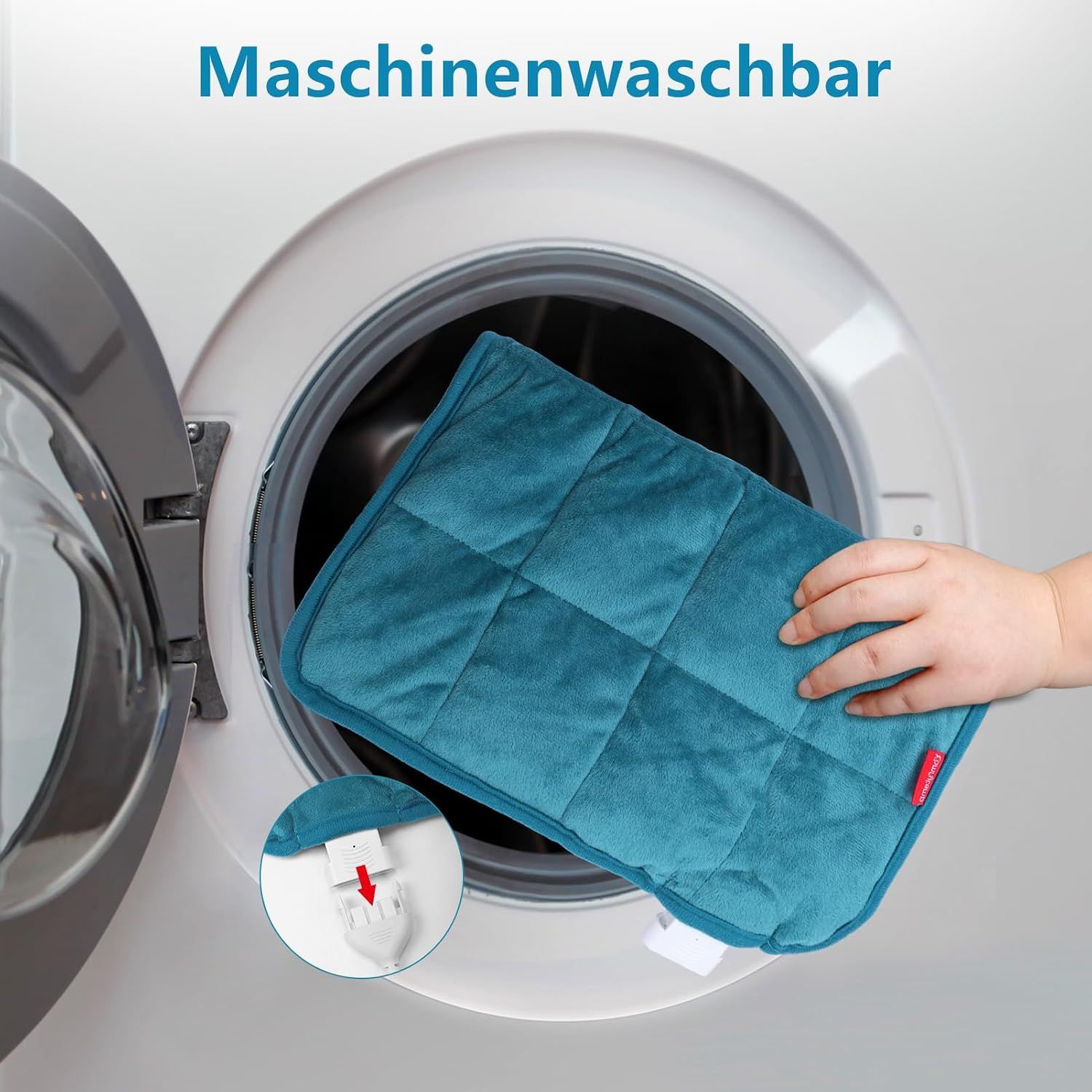 Türkiser Heizkissenbezug wird in eine Waschmaschine gelegt. Detailansicht zeigt abnehmbaren Stecker.
