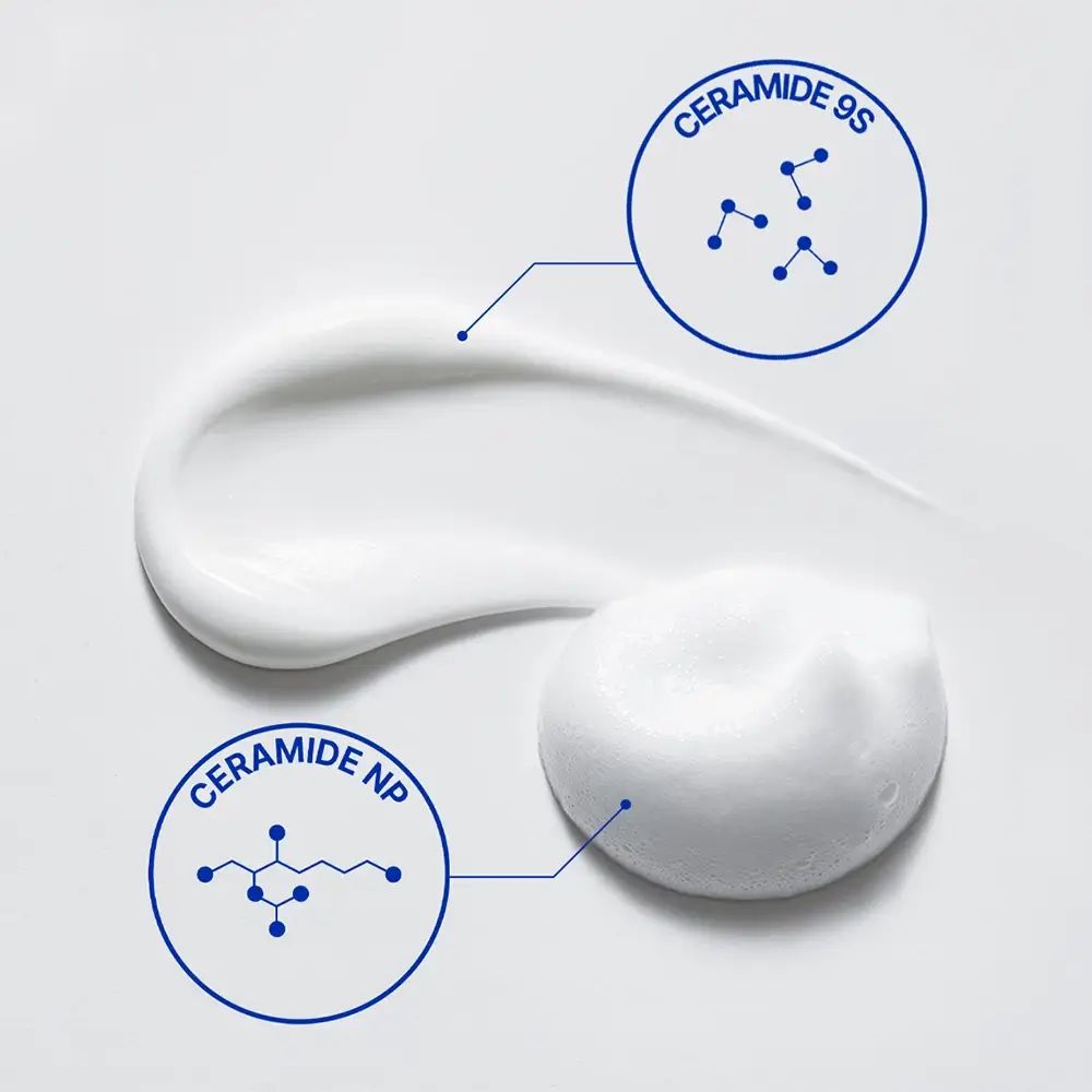 Nahaufnahme von weißem Schaum. Zwei Kreise zeigen chemische Strukturen von Ceramide 9S und Ceramide NP.