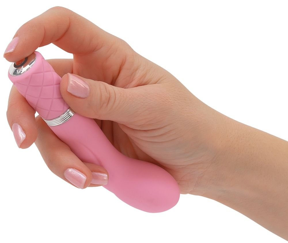 Rosa Vibrator, in einer Hand gehalten. Der Griff hat ein Rautenmuster. Silberne Akzente.