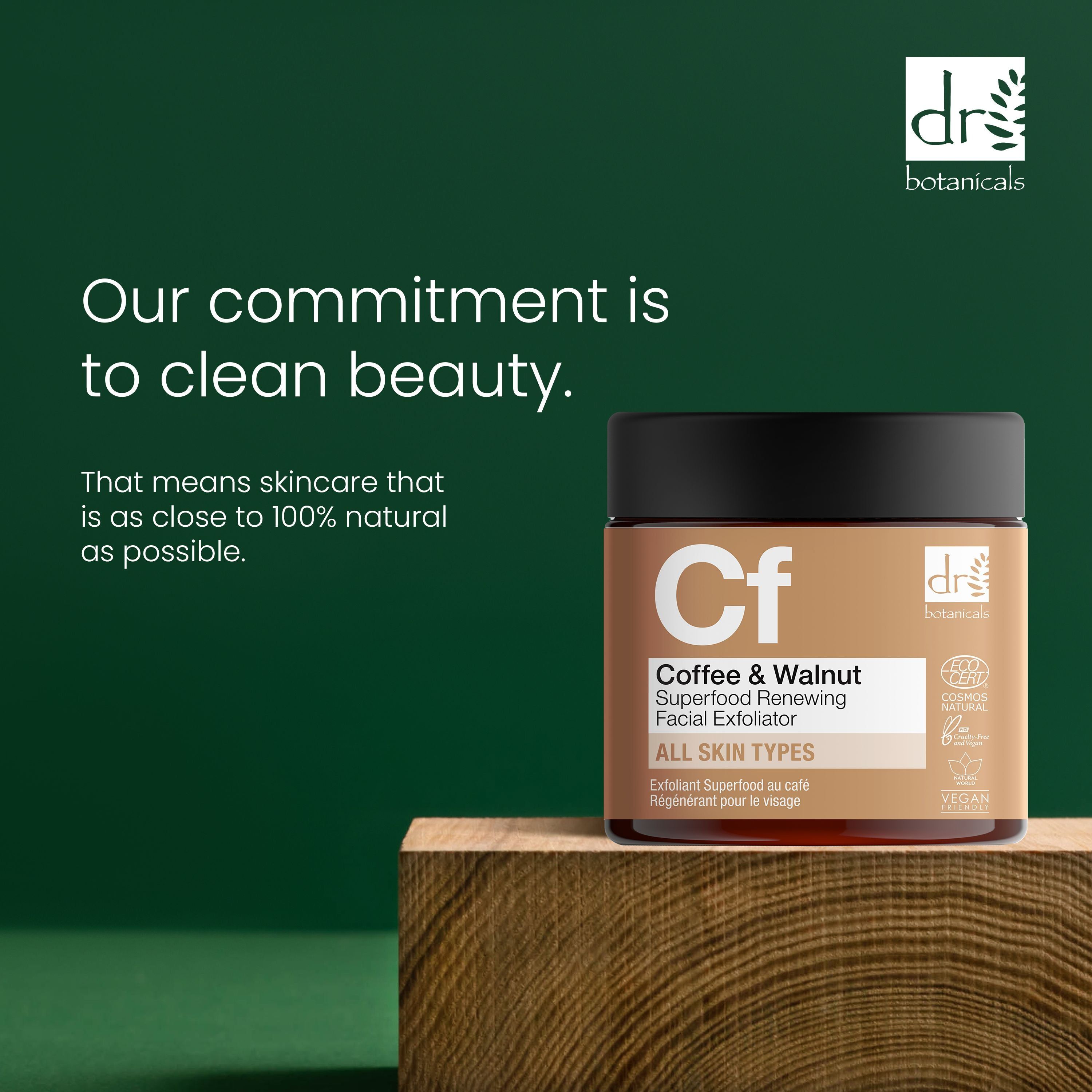 Braune Dose auf Holzblock. Aufschrift: "Cf Coffee & Walnut Superfood Renewing Facial Exfoliator ALL SKIN TYPES".