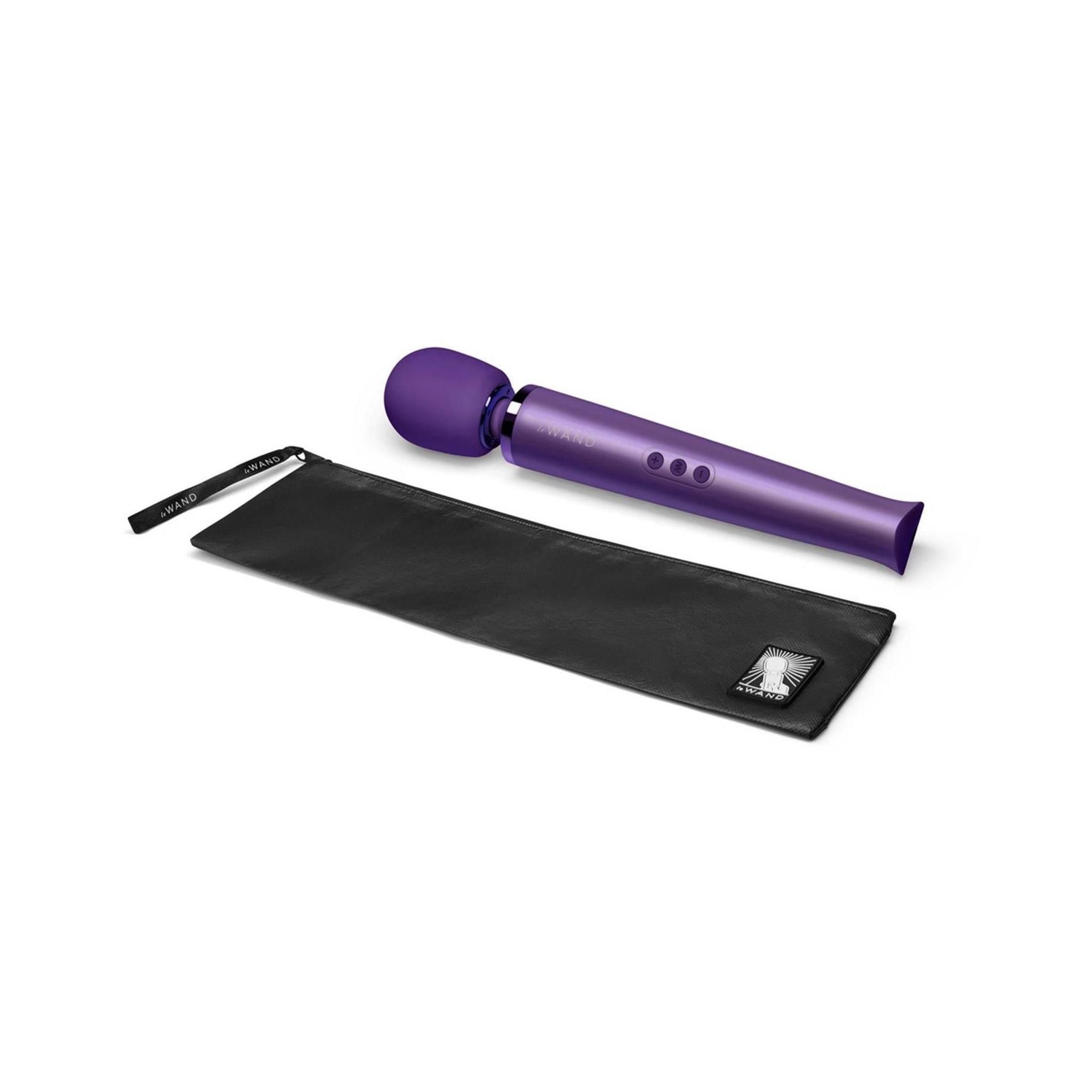 Lila Massagestab und schwarze Tasche mit Logo. Der Stab liegt neben der Tasche.
