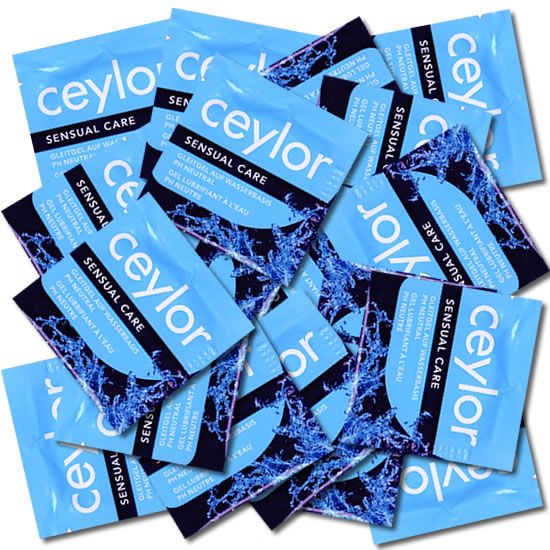 Mehrere kleine, blaue Beutel mit der Aufschrift "Ceylor Sensual Care". Text in Deutsch und Französisch. Wasser-Design.