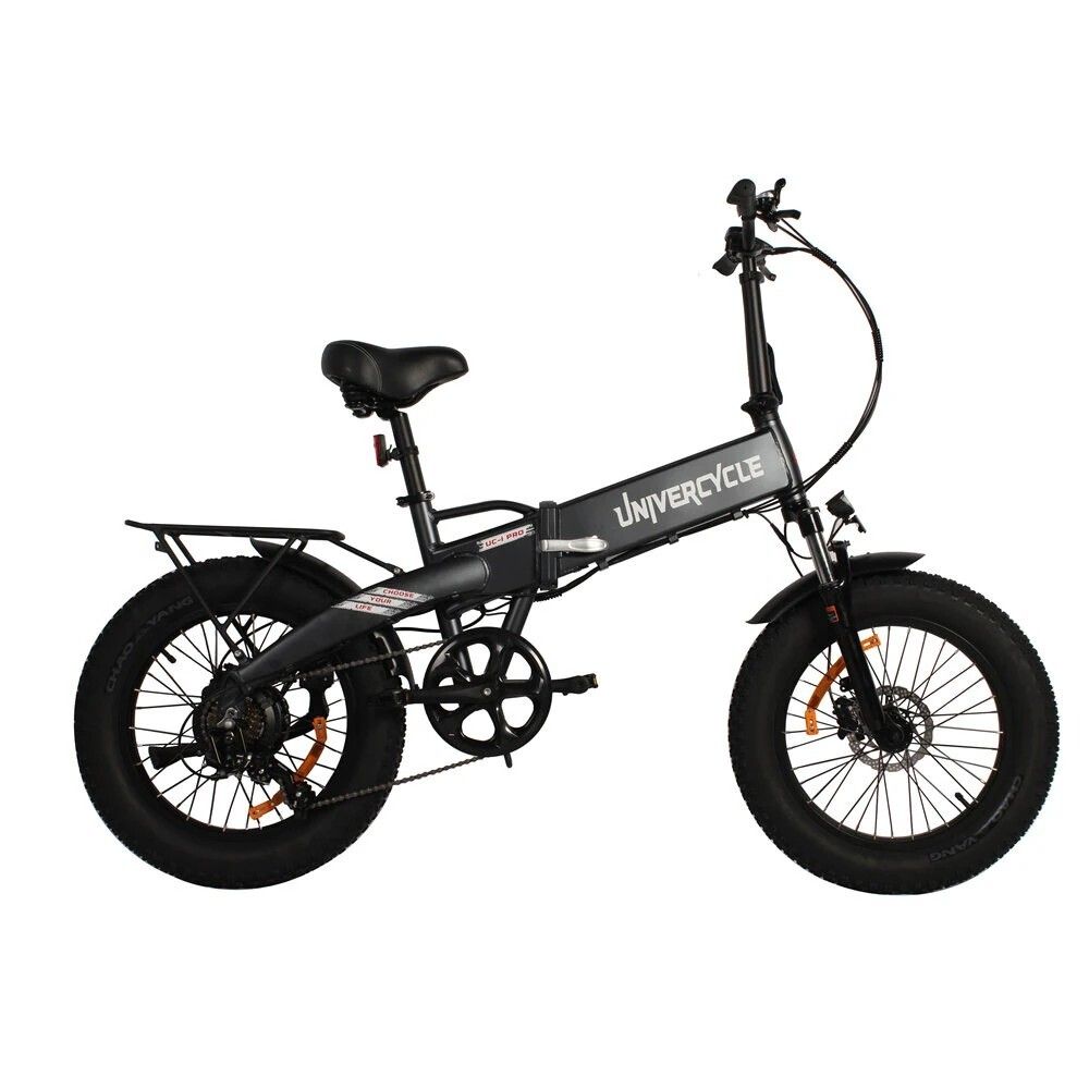 Schwarzes, zusammenklappbares Elektrofahrrad mit breiten Reifen. Marke Univercycle ist sichtbar. Gepäckträger und Sattel sind vorhanden.