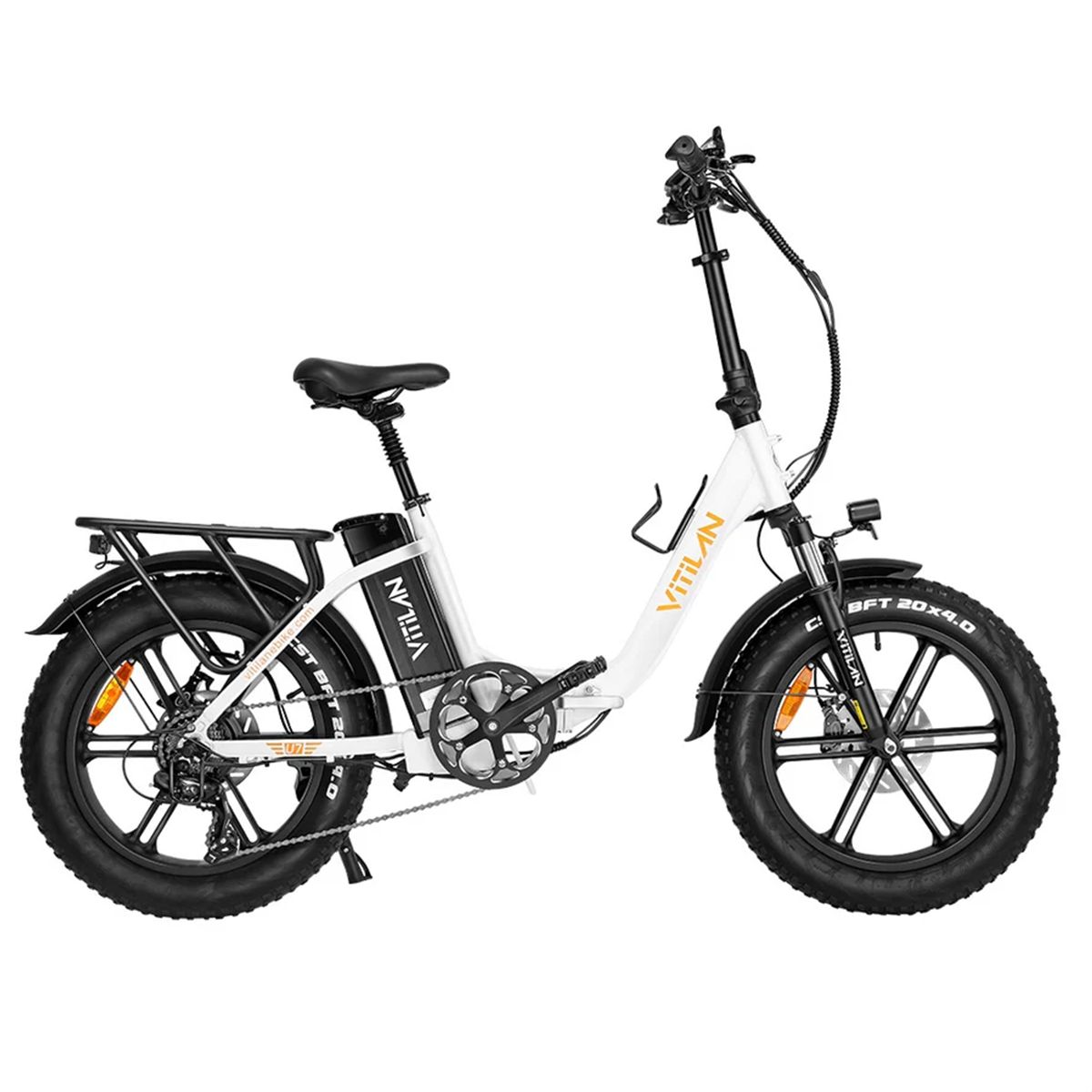 Weißes faltbares Elektrofahrrad mit schwarzen Reifen und Gepäckträger. Auf dem Rahmen steht "Vitilan".