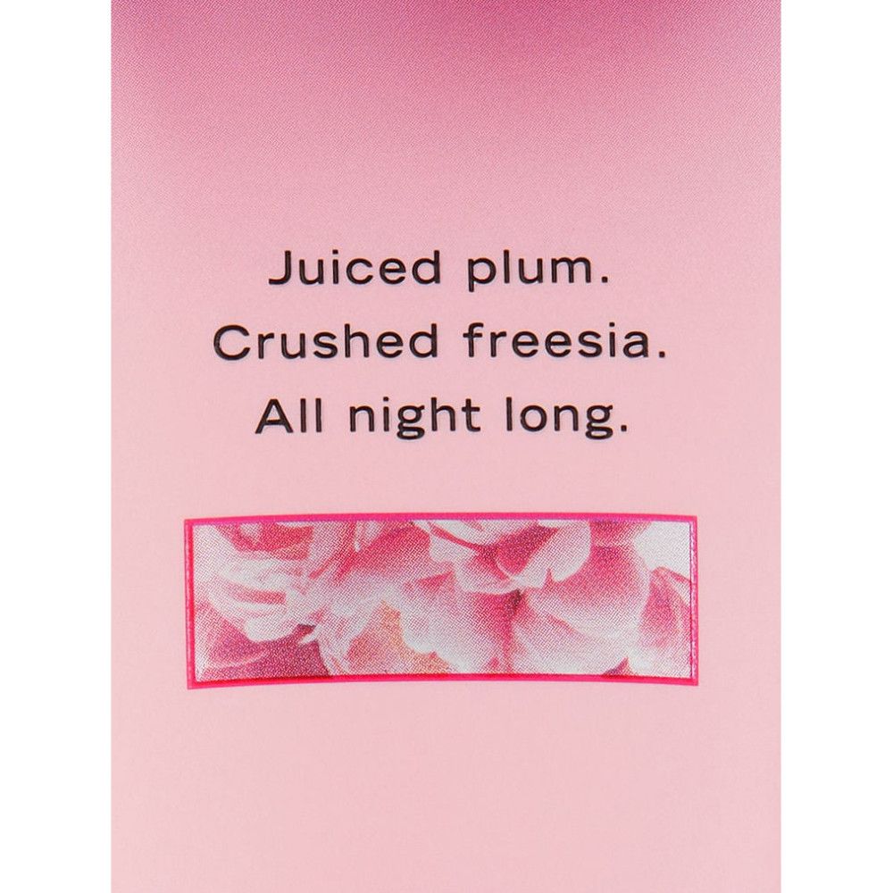 Rosa Hintergrund mit Text: Juiced plum. Crushed freesia. All night long. Rechteck mit Blumenmuster.