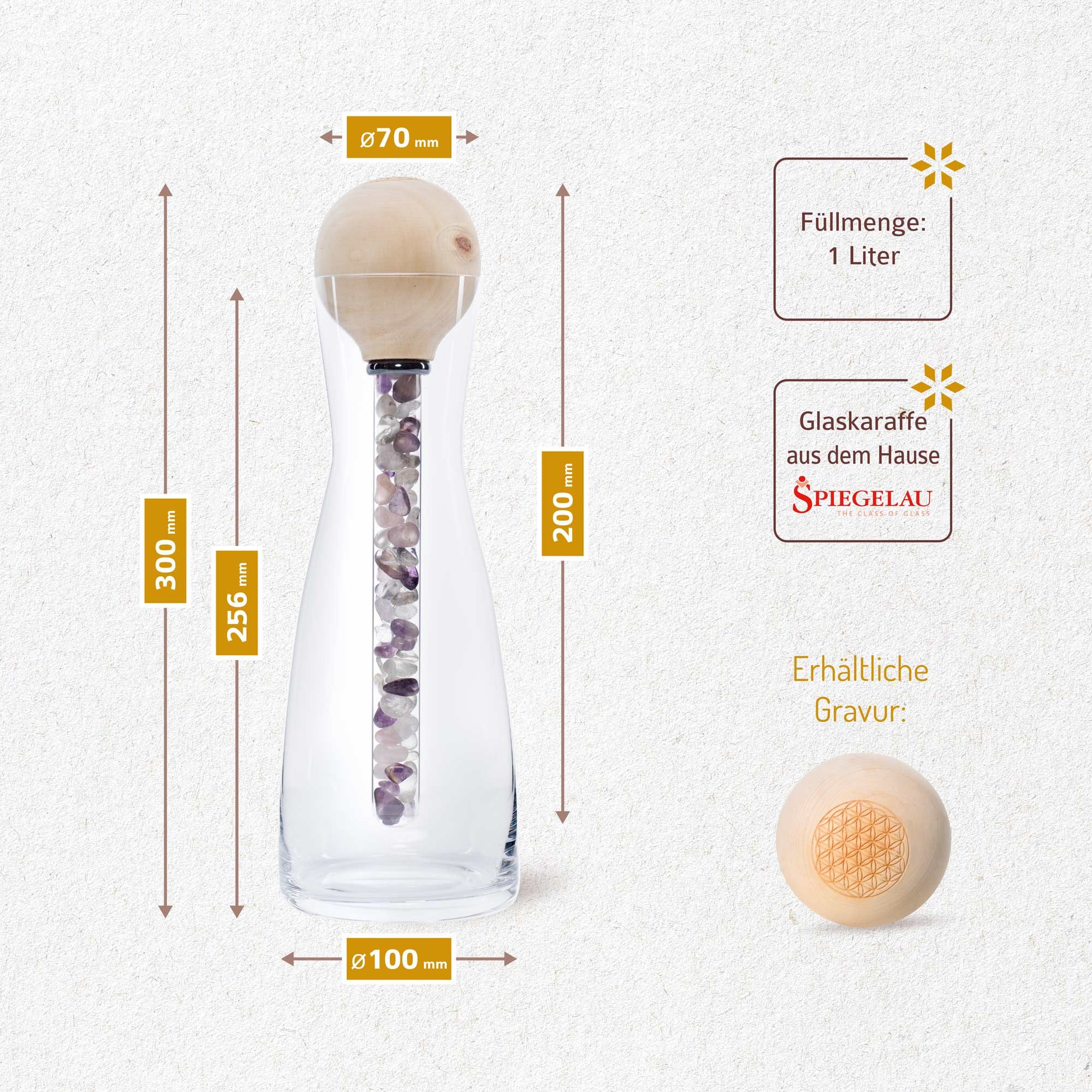 Karaffe mit Stab, Maße: Höhe 300mm, Durchmesser 100mm, Kugel 70mm. Text: Füllmenge 1 Liter. Spiegelau Karaffe.