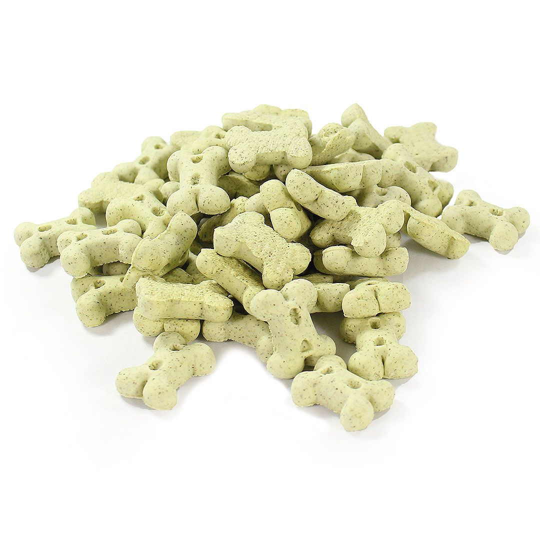 Haufen grüner, knochenförmiger Hundekekse. Die Kekse sind in verschiedenen Größen und Formen zu sehen.