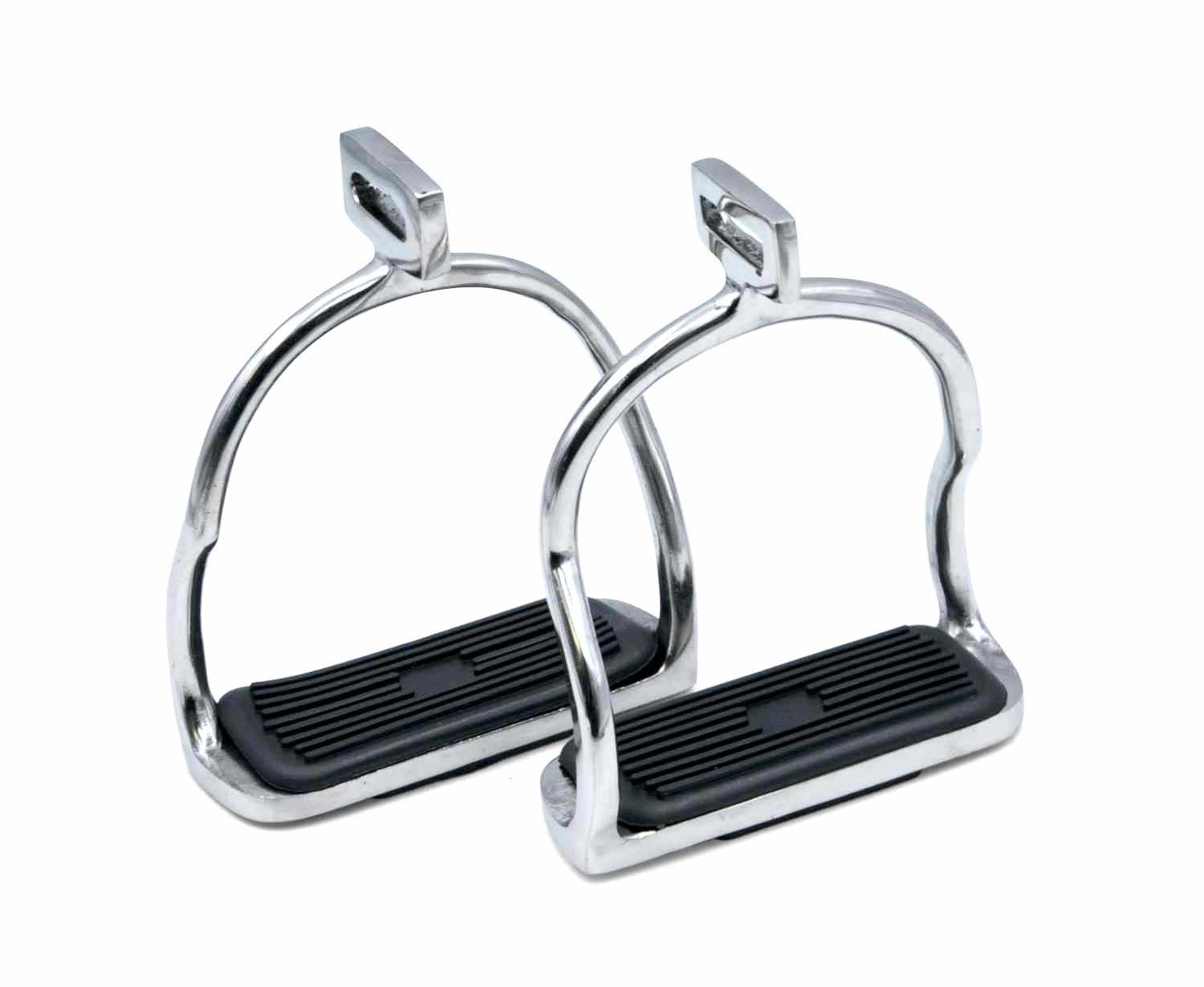 Zwei silberfarbene Steigbügel mit schwarzer Trittfläche. Metall, gebogen, rechteckige Trittfläche.