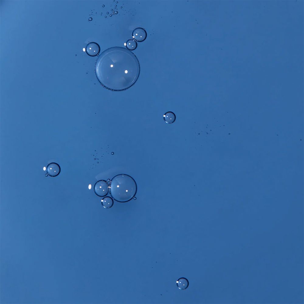Nahaufnahme von blauen Serumblasen auf blauem Hintergrund.