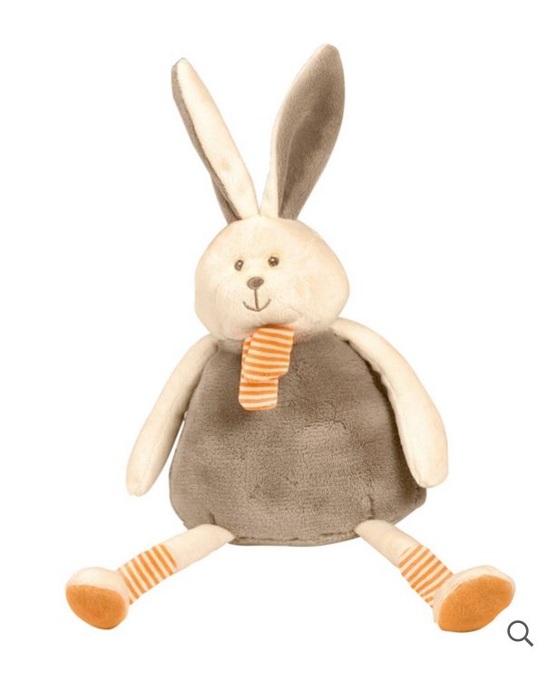 Stoffhase mit langen Ohren, grauem Kleid und orangefarbenem Schal. Beine mit orangefarbenen Streifen.