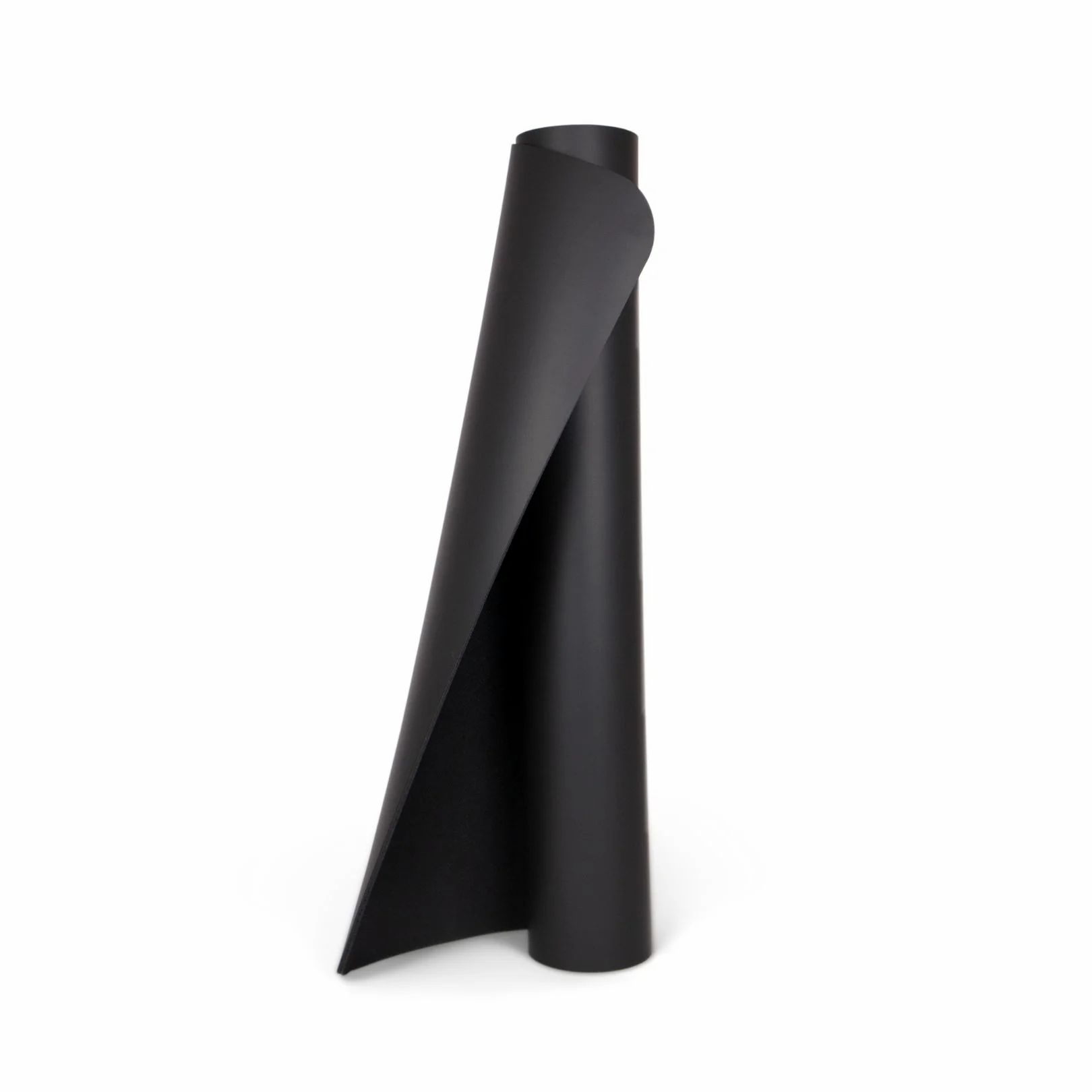 Schwarze Yogamatte, gerollt. Ein Teil der Matte ist abgerollt.