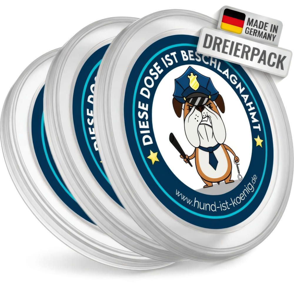 Drei Dosendeckel. Weiß, mit blauem Aufdruck und Bulldoggen-Motiv. Aufschrift: "Diese Dose ist beschlagnahmt". "Made in Germany".