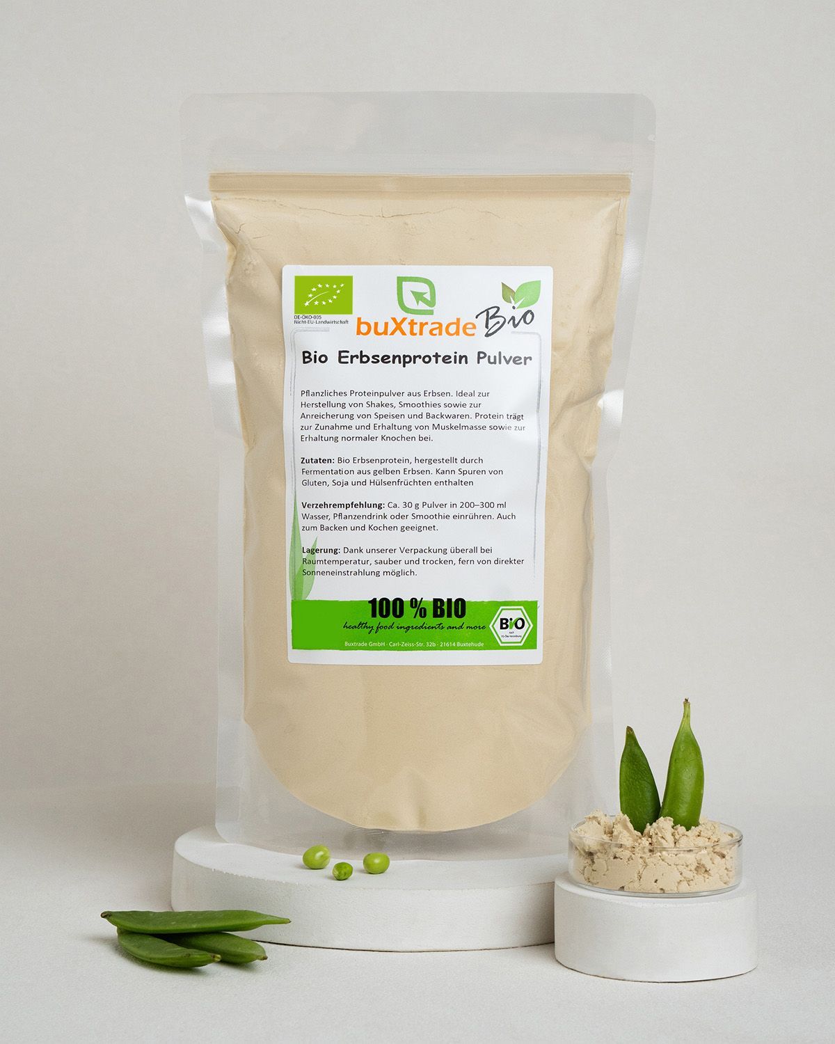 Verpackung von Erbsenproteinpulver neben Schale mit Pulver, Erbsen und Schoten.