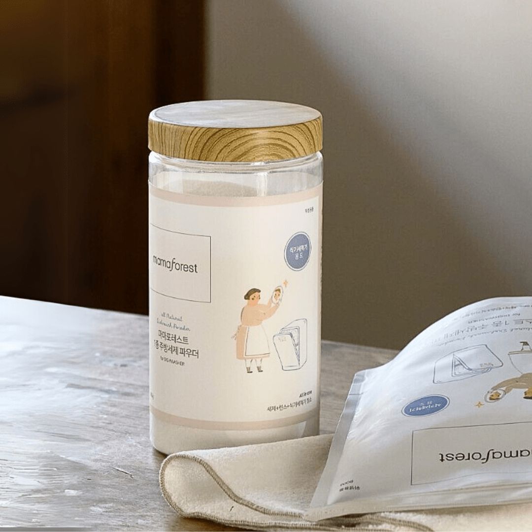 Glasbehälter mit "mamaforest"-Spülpulver, Holzdeckel. Daneben: Nachfüllpackung. Aufdruck: "All Natural Dishwasher Powder".