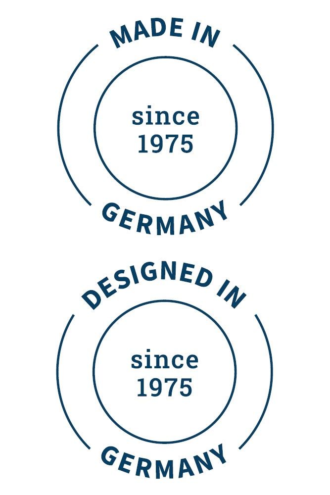 Zwei runde Siegel mit Text. Oben: MADE IN GERMANY since 1975. Unten: DESIGNED IN GERMANY since 1975.
