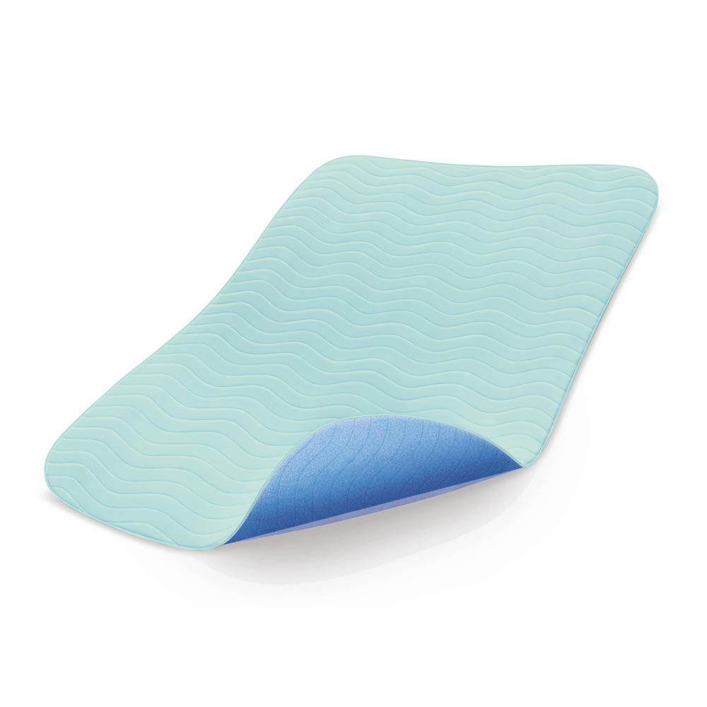 Hellblaues MoliCare Bed Mat Textile, rechteckig, mit gewellter Oberfläche. Blaue Unterseite sichtbar.