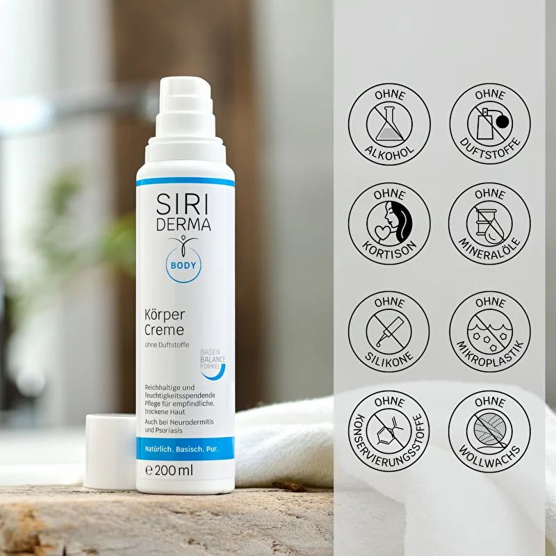Weiße Flasche mit blauem Ring. Aufschrift: Siri Derma Body Körper Creme. Ohne-Siegel. Auf Holzblock. Text: Für trockene Haut.