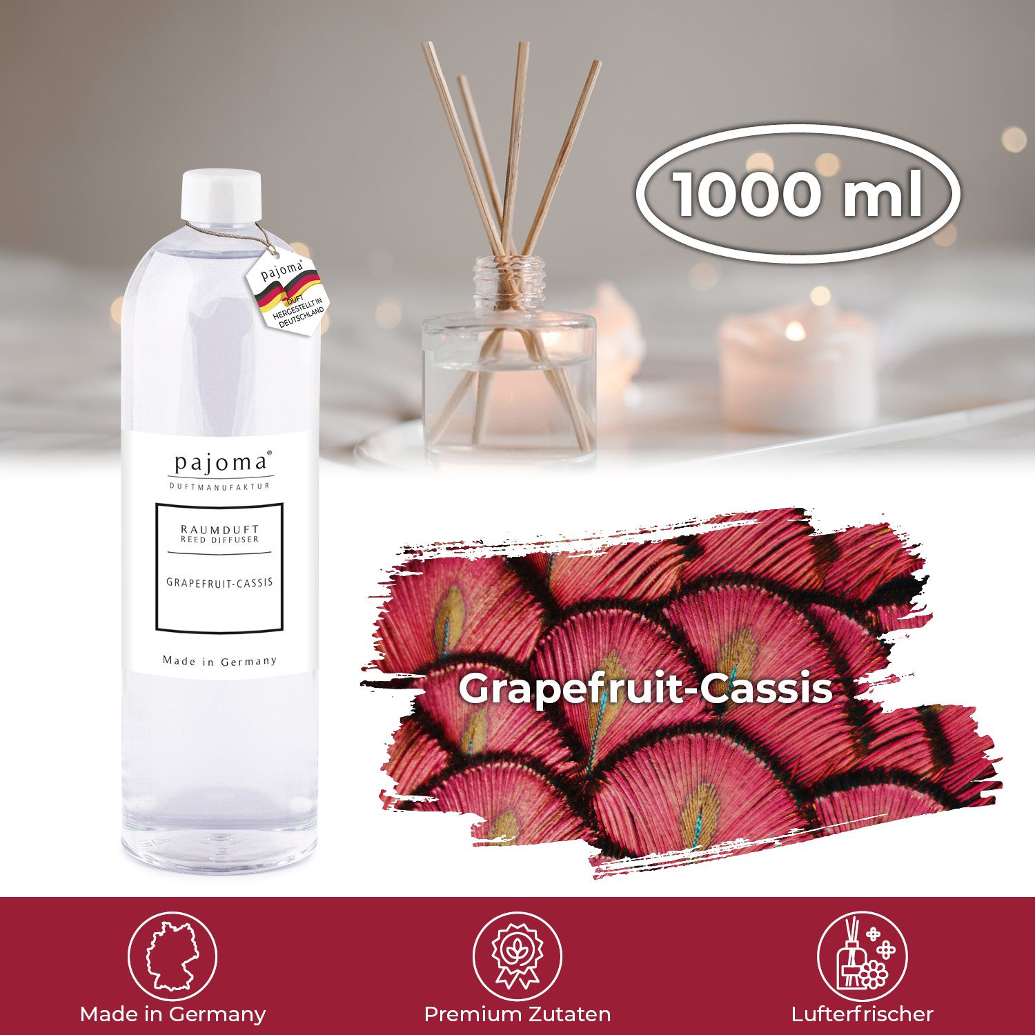 Nachfüllflasche mit Etikett. Text: pajoma, Raumduft, Grapefruit-Cassis. Neben: Duftstäbchen, Kerzen. 1000 ml.