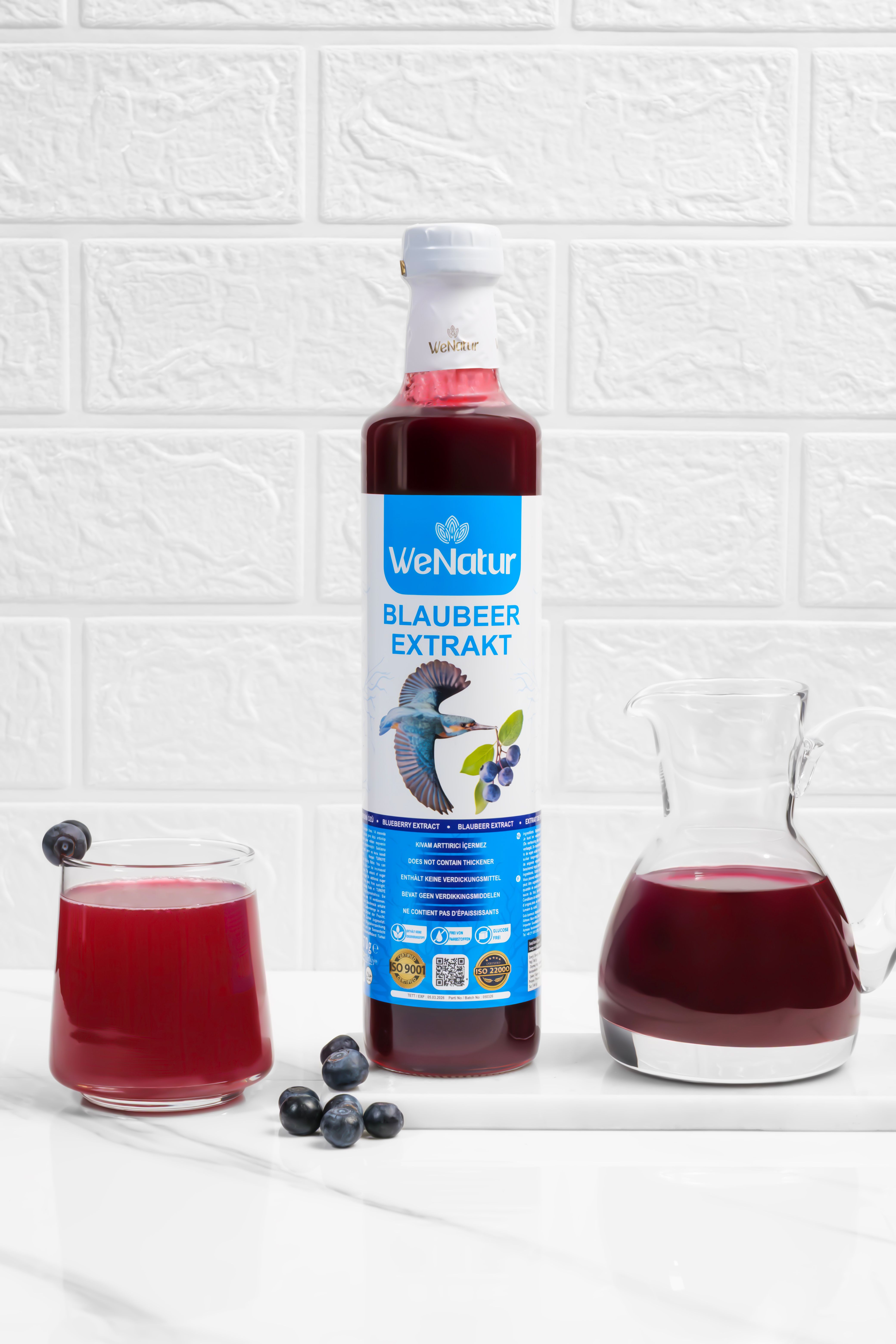 WeNatur Blaubeer Extrakt in Flasche, Glas und Karaffe.
