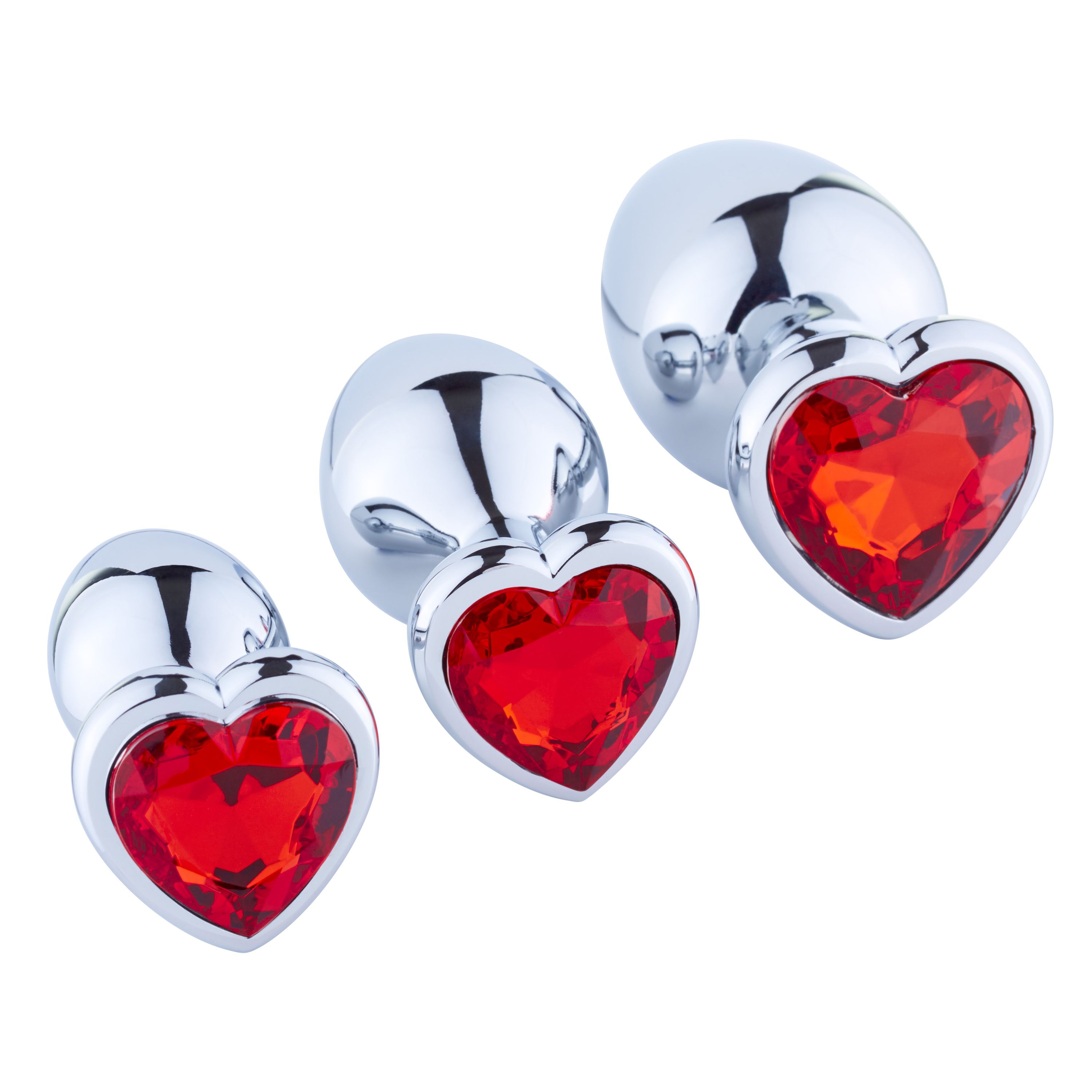 Drei metallische Analplugs mit herzförmigen roten Kristallen. Glänzende Oberfläche.
