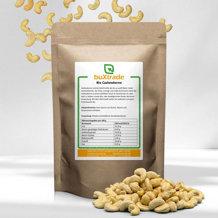 Beutel mit Bio Cashewkernen. Aufkleber mit Produktinformationen und Nährwertangaben. Einige Kerne liegen daneben.