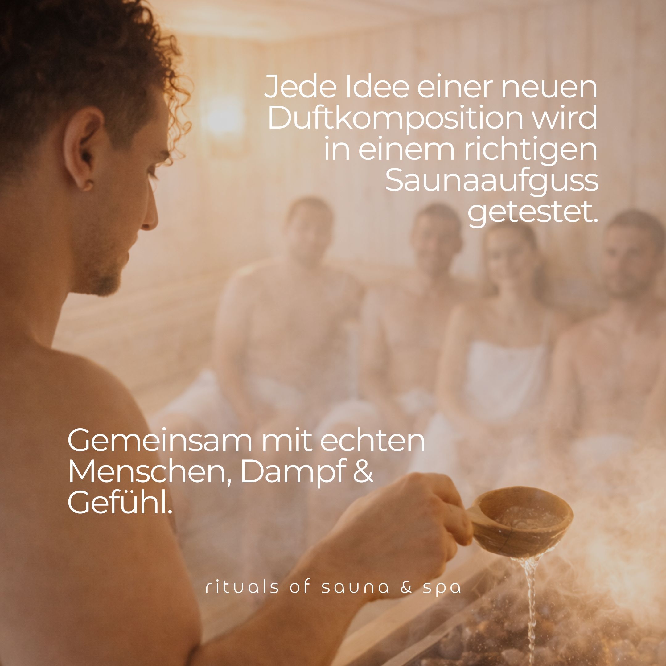 Mann in Sauna, hält Holzkelle. Dampf. Text: Jede Idee einer neuen Duftkomposition wird in einem richtigen Saunaaufguss getestet.