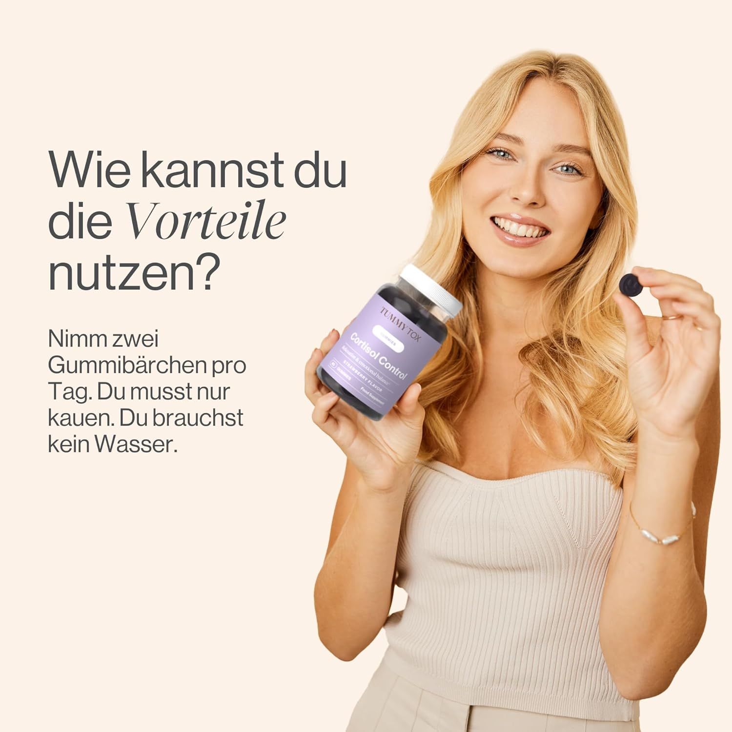 Frau hält Tummy Tox Gummies-Flasche und Gummibärchen. Text: 2 Gummibärchen pro Tag kauen.