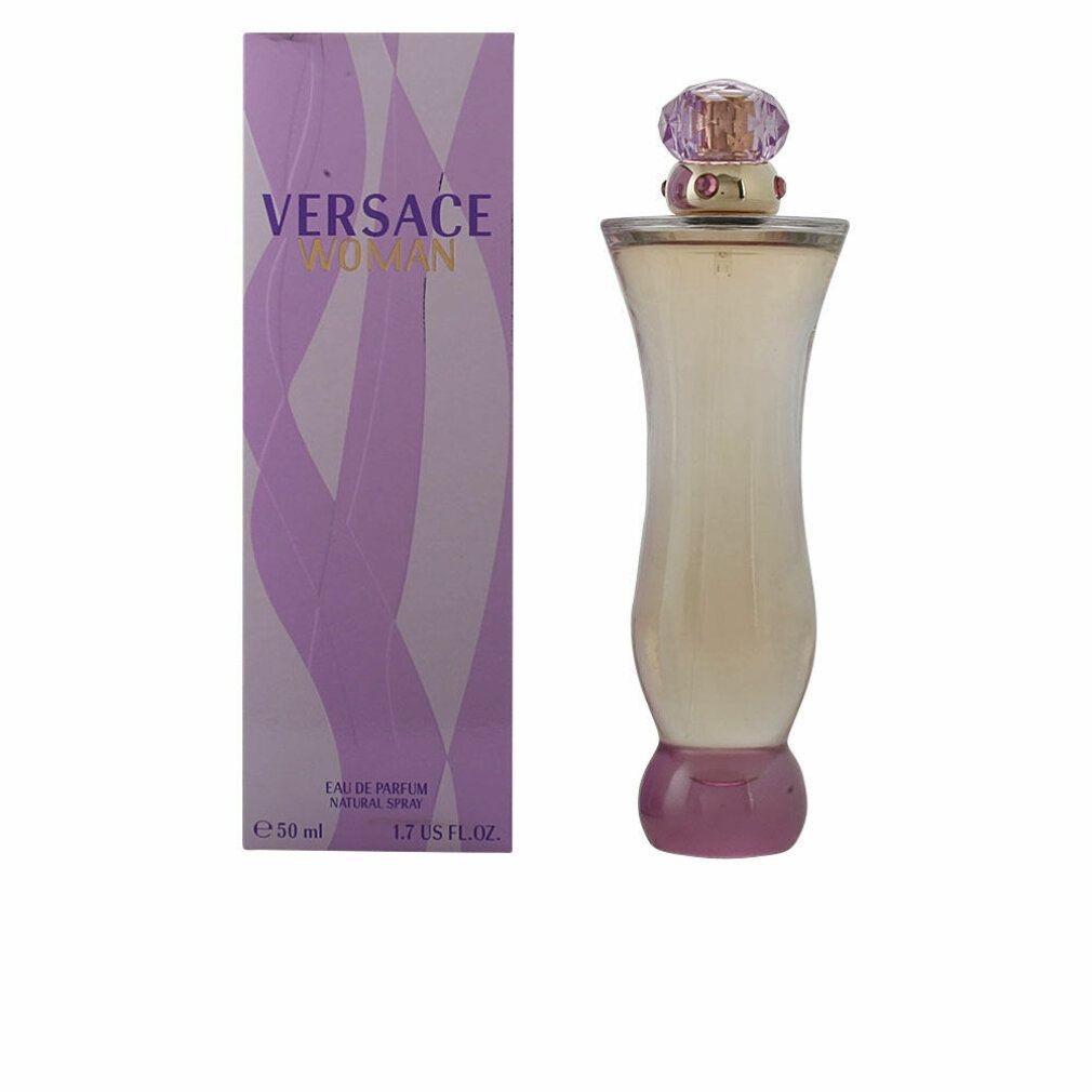 Parfümflakon mit rosa Boden und Verschluss. Daneben eine Verpackung mit dem Schriftzug "Versace Woman".