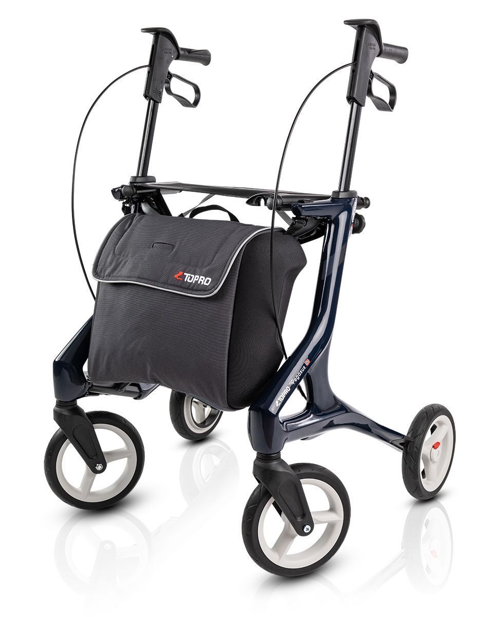Blauer Rollator mit vier Rädern, Einkaufstasche und Handgriffen. TOPRO-Logo auf der Tasche.