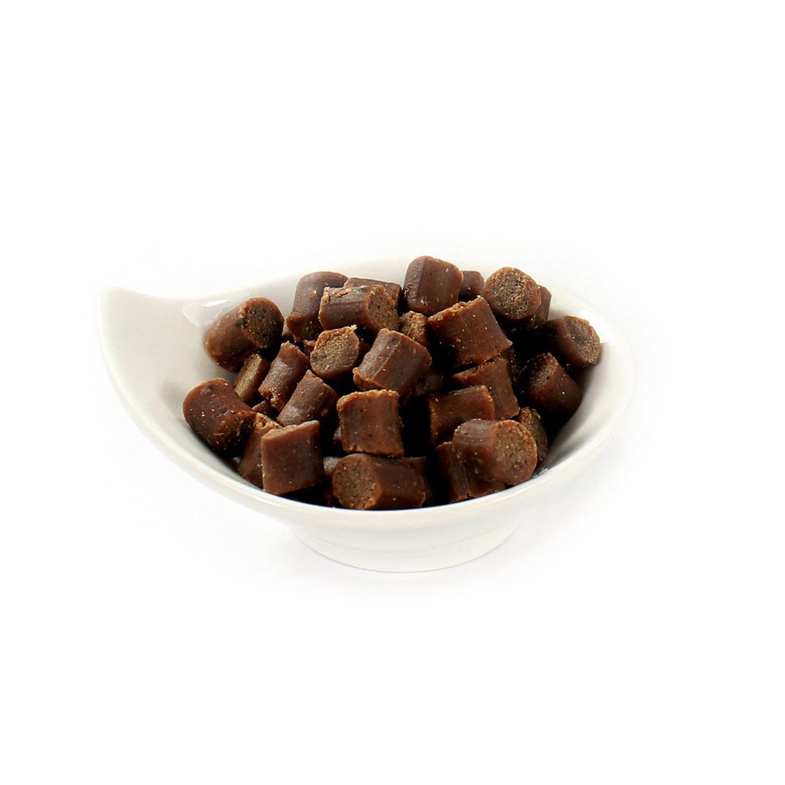 Hundesnack in einer weißen Schale. Kleine, braune, zylinderförmige Stücke. Getreidefreier Snack für Hunde.