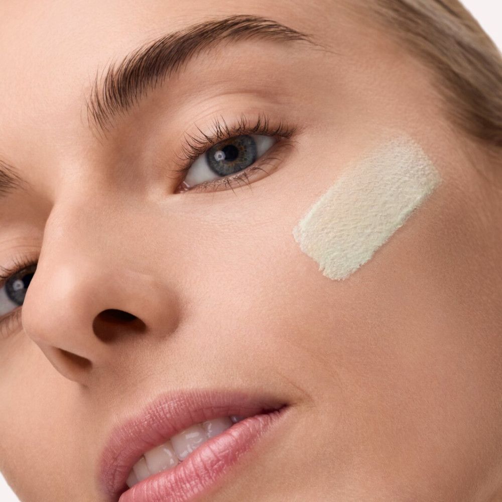 Nahaufnahme eines Gesichts mit aufgetragener Catrice CC Skin Perfector. Ein grüner Farbton wird auf die Haut aufgetragen.