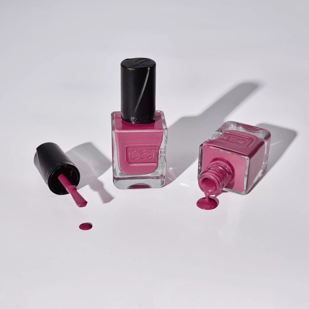 Zwei Nagellackflaschen und ein Deckel mit Pinsel auf weißem Hintergrund. Der Lack ist rosa. Der Markenname CATRICE ist sichtbar.
