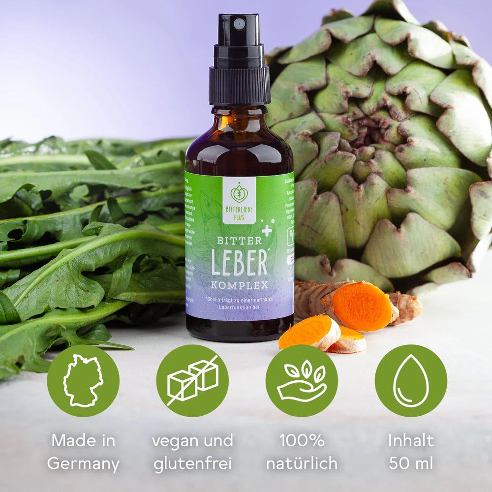 Braune Flasche mit Sprühkopf, umgeben von Artischocke, Blättern und Kurkuma. Etikett mit "BitterLiebe Leber Komplex".
