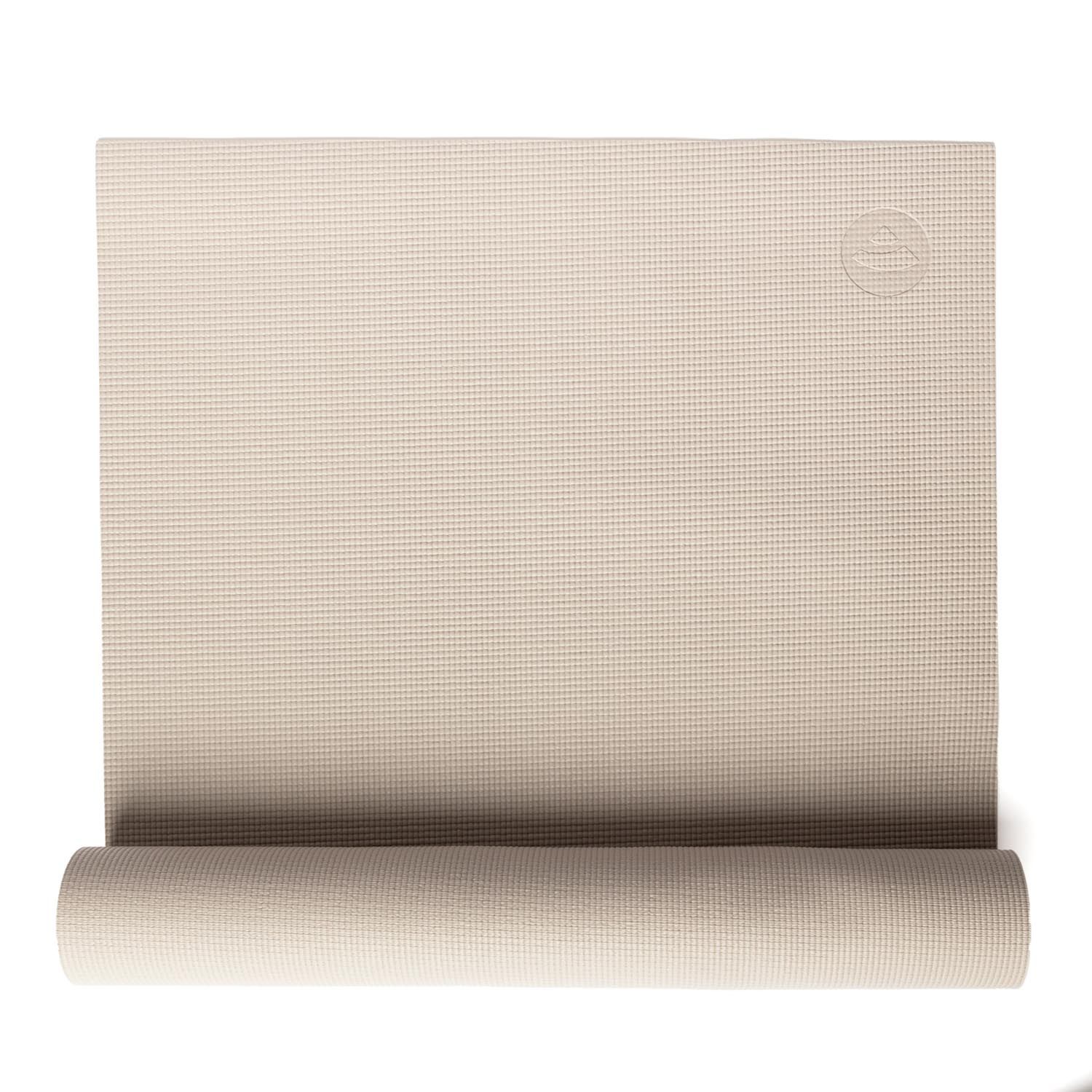 Beige Yogamatte, teilweise gerollt. Bodhi-Logo in der Ecke. Geriffelte Oberfläche.