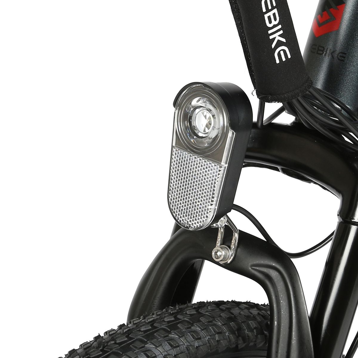 Frontscheinwerfer eines E-Bikes. Schwarzes Gehäuse mit weißem Licht und Reflektor.